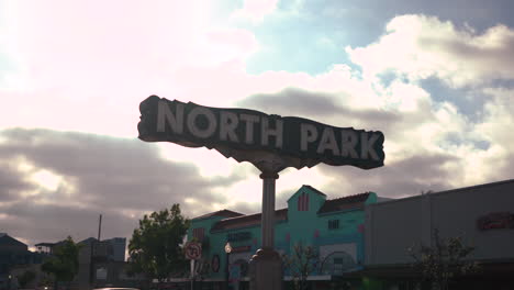 Berühmtes-North-Park-Schild-In-San-Diego,-Kalifornien,-Kamera-Zoomt-Heraus-Und-Zeigt-Autos-Und-Verkehr