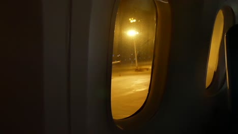 Video-Aus-Dem-Inneren-Des-Flugzeugs-Durch-Die-Fenster-Des-Flugzeugs-Während-Des-Rollens-Auf-Dem-Rollweg-In-Der-Abendflugzeit