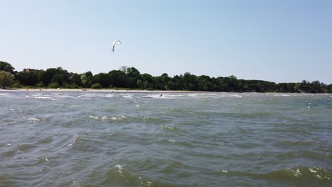 Kitesurfer-Gleiten-über-Das-Wasser-In-Strandnähe