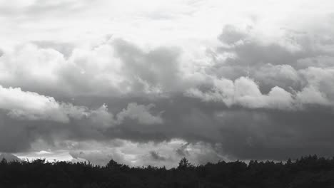 Schwarz-Weiß-Zeitraffer-Von-Wolken,-Die-Sich-Am-Himmel-Bewegen
