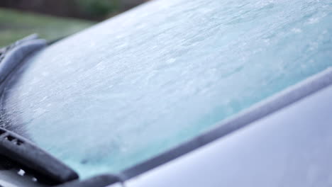Frosty-car-windscreen-on-a-winters-morning