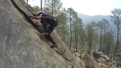 Rock-Craft-Von-Einem-Auszubildenden-Des-Mountaineering-Institute-Im-Himalaya,-Uttarakhand,-Indien