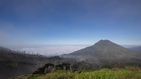 Niebla-Moviéndose-Sobre-El-Paisaje-Volcánico-Y-Nubes-Rodando-Debajo-En-Monut-Ijen,-Java-Oriental