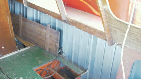Bilge-Eines-Holzbootes,-Nach-Unten-Kippbar,-Restaurierung-Sichtbar