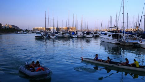 Zwei-Frauenteams-Trainieren-Mit-Kanus-Im-Hafen-Von-Alicante