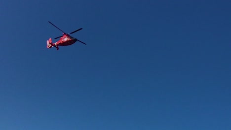 Un-Helicóptero-Rojo-Vuela-Por-Encima-Con-El-Puente-Golden-Gate-En-El-Fondo,-San-Francisco,-California,-Ee.uu.