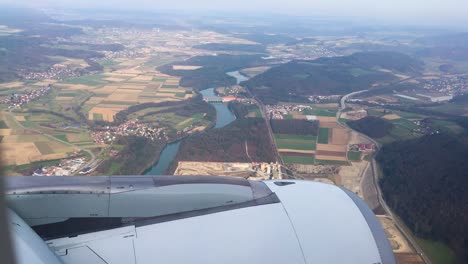 Turbinenansicht-Aus-Einem-Flugzeug,-Das-über-Einer-Stadt-Fliegt,-Landschaft-Mit-Einem-Fluss-In-Europa