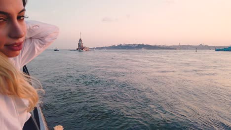 Schönes-Mädchen-Genießt-Sonnenuntergangblick-Auf-Den-Bosporus-Mit-Blick-Auf-Den-Jungfernturm-Im-Hintergrund-In-Istanbul