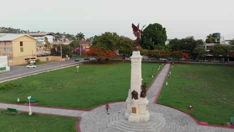 Memorial-Park-Ist-Ein-öffentlicher-Stadtpark-Zum-Gedenken-An-Die-Veteranen-Trinidads,-Die-In-Den-Weltkriegen-Gedient-Haben