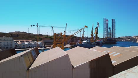 Video-De-Malta,-Cospicua,-Mantenimiento-De-Barcos-Atracado-Con-La-Vista-Del-área-Industrial