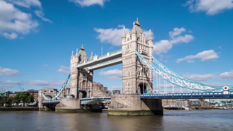 Tower-Bridge-In-London,-Zoom-Zeitraffer