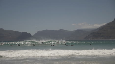 Zeitlupe-Von-Surfern-Entlang-Der-Küste-Von-Südafrika