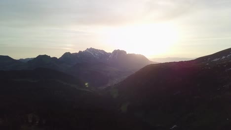 Drohnenaufnahme-In-Den-Schweizer-Alpen-Bei-Sonnenaufgang