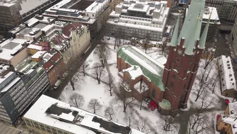 Filmische-Weitwinkel-Luftaufnahme-Der-Berühmten-Und-Historischen-St.-Klara-Kirche-Im-Zentrum-Von-Stockholm,-Schweden