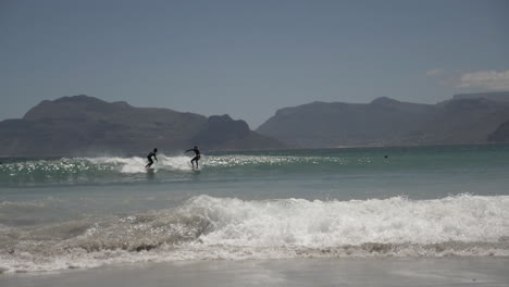 Zeitlupe-Von-Surfern-Entlang-Der-Küste-In-Südafrika