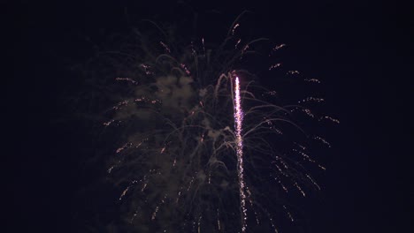 Buntes-Feuerwerk-Explodiert-Am-Nachthimmel-über-Der-Stadt-Turku-In-Finnland