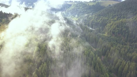 Luftdrohnenaufnahme-Der-Rumänischen-Berge-Mit-Wunderschönem,-Sich-Bewegendem-Talnebel