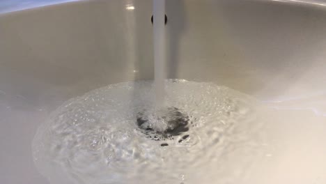 Fließender-Wasserhahn-Und-Porzellanspüle-Mit-Frischem-Und-Sauberem-Trinkwasser