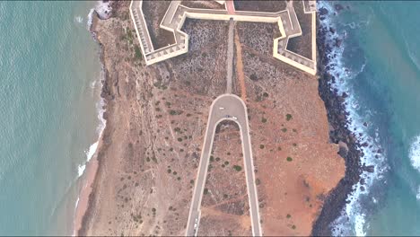 Vista-Panorámica-Del-Fuerte-Histórico-De-Sagres-En-Los-Acantilados-Del-Borde-Del-Océano-Tiro-Aéreo-De-Drones