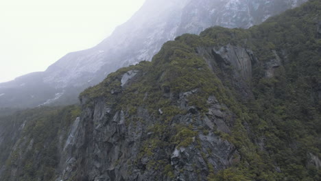 Zerklüftete-Felswände-Umgaben-Meinen-Dunst-Und-Nebel-In-Den-Fjorden-Des-Milford-Sound-In-Neuseeland