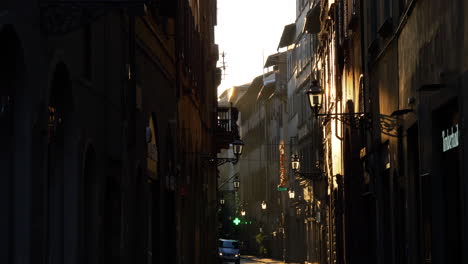 Narrow-alley-with-Sunset-light-in-Florence,-Italy