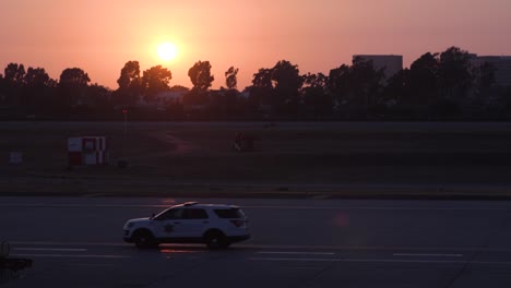 Flughafensicherheit-Fährt-Im-Sonnenuntergang-Vorbei