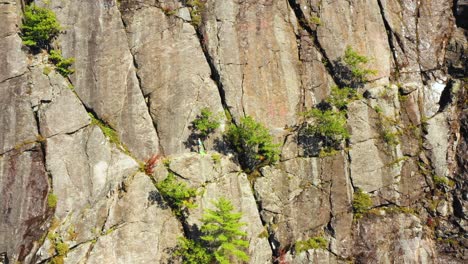 Luftaufnahmen-Stoßen-Auf-Einen-Einsamen-Kletterer-Auf-Einer-Klippe-In-Maine