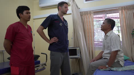 Arzt-Spricht-Mit-Kambodschanischem-Patienten