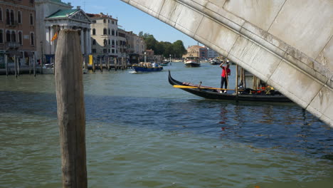 Barcos-Y-Góndolas-Por-Los-Canales-De-Venecia,-Venecia,-Italia