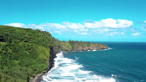 Drohnenaufnahmen-Des-Ozeans-Und-Der-Klippen-Im-Pololu-Tal-Auf-Der-Großen-Insel-Hawaii