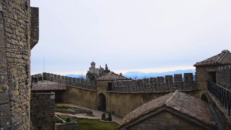 Panoramablick-Von-Einer-Burg-Der-Alten-Mittelalterlichen-Festung-San-Marino-An-Einem-Bewölkten-Wintertag
