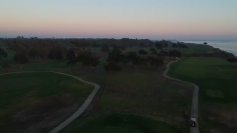 Luftaufnahme-Des-Golfplatzes-Bei-Sonnenuntergang