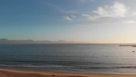 Drohnen-Dolly-Aufnahme-Eines-Kühlen-Morgenblicks-Auf-Das-Meer-In-Mosselbaai,-Südafrika
