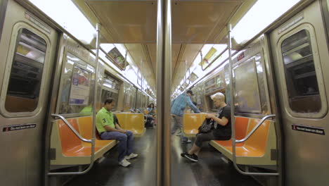Menschen-Fahren-Mit-Der-U-Bahn-In-New-York-City