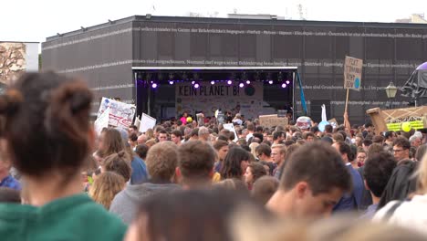Massen-Von-Menschenmengen-Mit-Bühne-In-Der-Ferne-Während-Der-Freitage-Für-Zukünftige-Proteste-Gegen-Den-Klimawandel-In-Wien,-Österreich