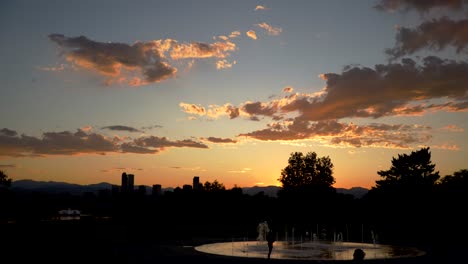 Time-lapse-of-sunset-over-Denver-Skyline