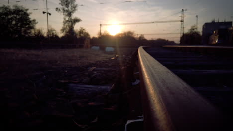 Bahnhof-Bei-Sonnenuntergang---Schienen