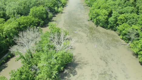 Antena-De-Gran-Altitud-Sobre-El-Turbio-Canal-De-Illinois-Y-Michigan-De-Personas-En-Kayak