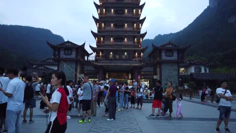 Wulingyuan,-China---Agosto-De-2019:-Multitud-De-Personas-Que-Salen-De-Wulingyuan-Hacia-El-Parque-Nacional-De-Zhangjiajie-Por-La-Noche,-Provincia-De-Hunan