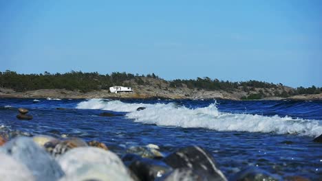 Wellen,-Die-An-Schwedens-Berühmtester-Küste-Zum-Windsurfen-In-Den-Südlichen-Schären-Von-Stockholm-Krachen