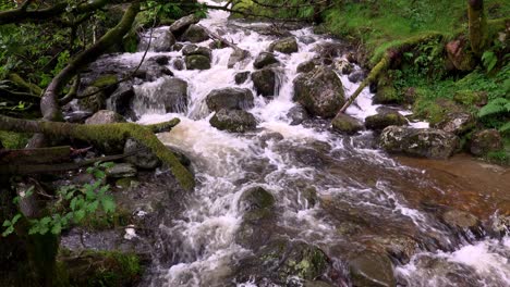 El-Río-Poulanass-Cae-Sobre-Rocas-En-La-Parte-Superior-De-Las-Cataratas-De-Agua-En-El-Parque-Nacional-De-Wicklow,-Irlanda