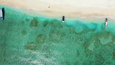 Touristenboote,-Die-Am-Wunderschönen-Weißen-Sandstrand-Der-Bahamas-Angedockt-Sind-Und-An-Einem-Sonnigen-Tag-Warten---Luftaufnahme