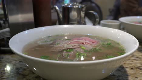 Eine-Schöne-Vietnamesische-Suppe,-Die-Auf-Dem-Tisch-So-Lecker-Aussieht