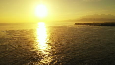 Atemberaubende-Landschaft-über-Der-Insel-Bei-Goldenem-Sonnenuntergang-An-Einem-Warmen-Sommerabend