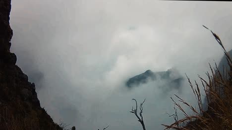 Lapso-De-Tiempo-De-Niebla-Cuesta-Arriba-De-La-Montaña-Arremolinándose-A-Través-Del-Valle-Advección-Cuesta-Arriba-Niebla-Frontal-Isla-De-Madeira-Nublado-Centro-Del-Patrimonio-Mundial-De-La-Unesco