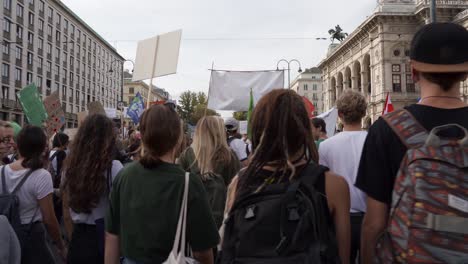 Manifestantes-Caminando-Por-Las-Calles-De-Viena-Frente-A-La-ópera-Durante-Los-Viernes-Para-Futuras-Protestas-Contra-El-Cambio-Climático