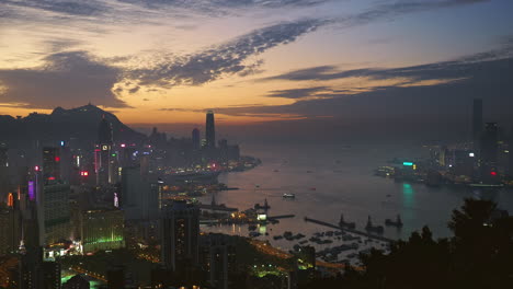Hohe-Ansicht-Mit-Blick-Auf-Den-Hafen-Von-Victoria,-Einschließlich-Der-Insel-Hong-Kong-Und-Kowloon-In-Der-Abenddämmerung
