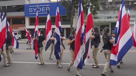 Niños-De-Secundaria-Marchan-En-Patrón-Con-Banderas-Durante-El-Desfile-Del-Día-De-La-Independencia-De-Costa-Rica