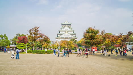 Zeitraffer-überfüllte-Menschen-Auf-Der-Burg-Osaka