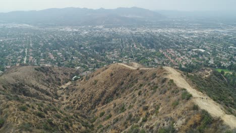 Imágenes-De-Drones-Cinematográficos-De-4k-60-Fps-En-Las-Montañas-Glendale-Con-Vista-A-Los-Ángeles